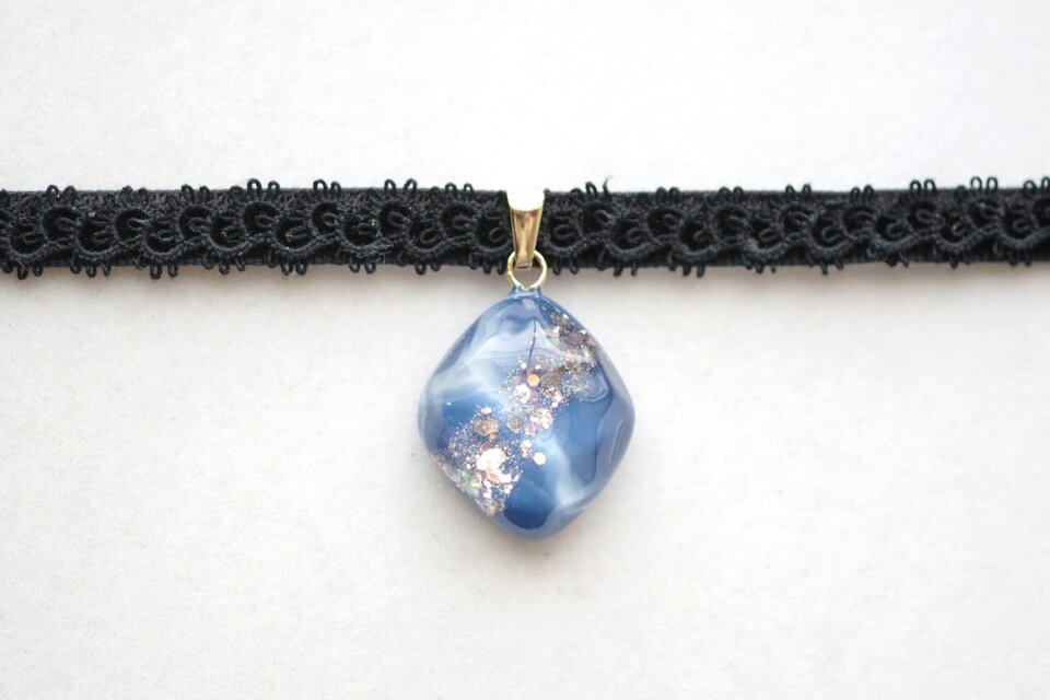 受注製作】レジンアート 鉱物モチーフとタティングレースとベルベット