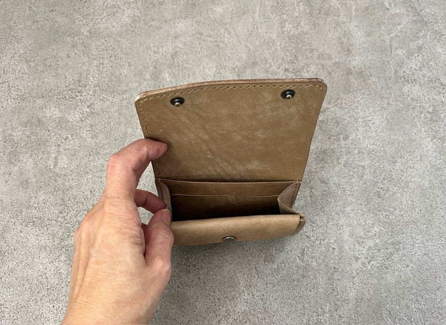 2つ折り財布、イタリアンレザー、レザークラフト、ハンドメイドヌメ革 二つ折り財布 グレージュ（ホック）イタリアンレザー ＜A＞ | iichi