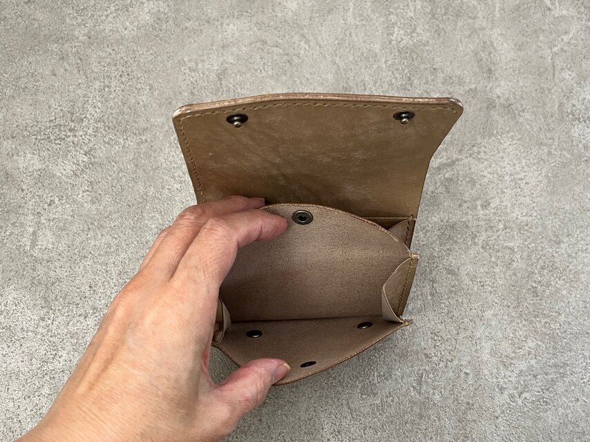 二つ折り財布 グレージュ（ホック）イタリアンレザー ＜A＞ | iichi