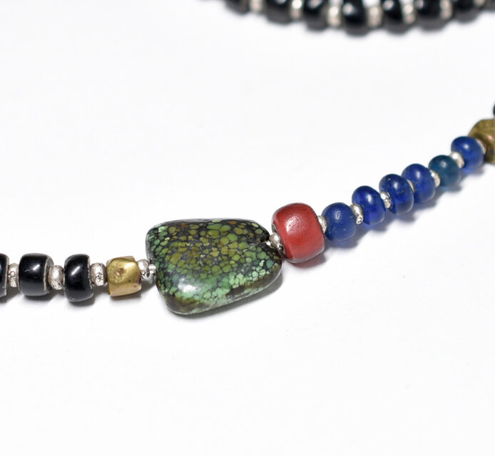 古いトゥアレグ族　ネックレストップ　old ビーズ oldトゥアレグシルバーTOPと漆黒アンティoldチベタンターコイズ、漆黒