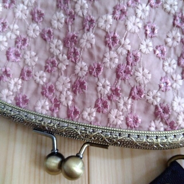 薔薇柄　がま口バッグ　ハンドメイド　ショルダーバッグ　パープル 花柄刺繍 がま口ショルダーバッグ ポシェット 20.5cm口金 くすみピンク
