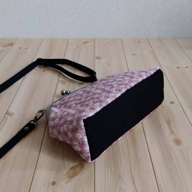 新品未使用　作家ハンドメイド　刺繍　　がま口バッグ　ポシェット　ショルダーバッグ 花柄刺繍 がま口ショルダーバッグ ポシェット 20.5cm口金 くすみピンク