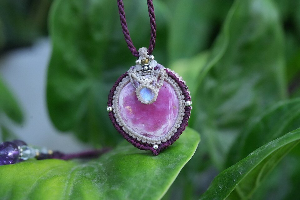 特大ルビー・ムーンストーン・ガーネットのマクラメネックレス 特大ルビー・ムーンストーン・ガーネットのマクラメネックレス