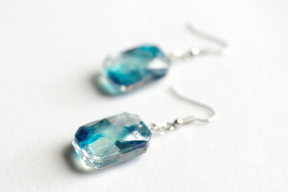 レジンアート エメラルドカットのピアス〈青の洞窟〉 | iichi 日々の