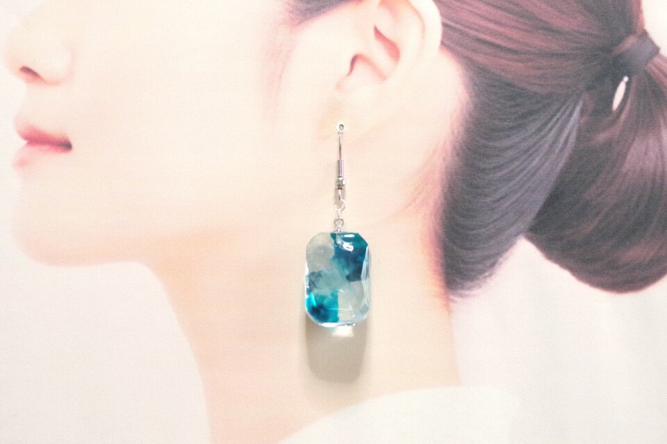 レジンアート エメラルドカットのピアス〈青の洞窟〉 | iichi 日々の