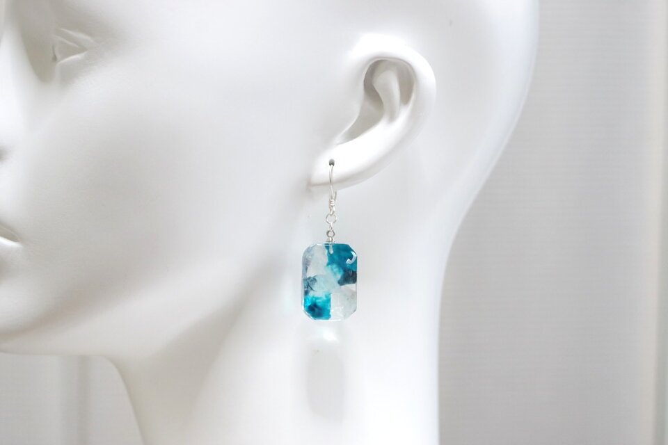 レジンアート エメラルドカットのピアス〈青の洞窟〉 | iichi 日々の