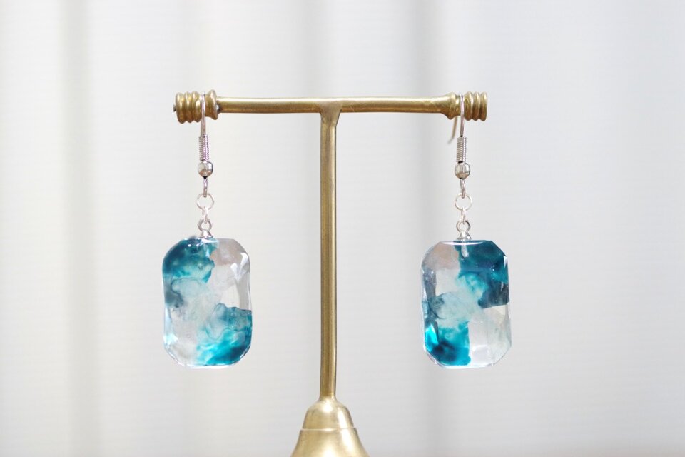 レジンアート エメラルドカットのピアス〈青の洞窟〉 | iichi 日々の