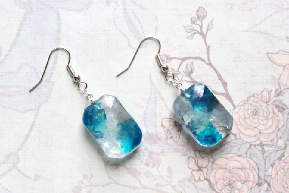 レジンアート エメラルドカットのピアス〈青の洞窟〉 | iichi 日々の