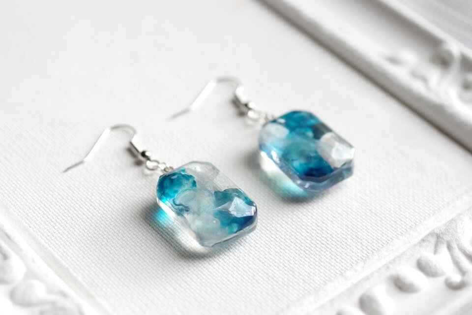 レジンアート エメラルドカットのピアス〈青の洞窟〉 | iichi 日々の