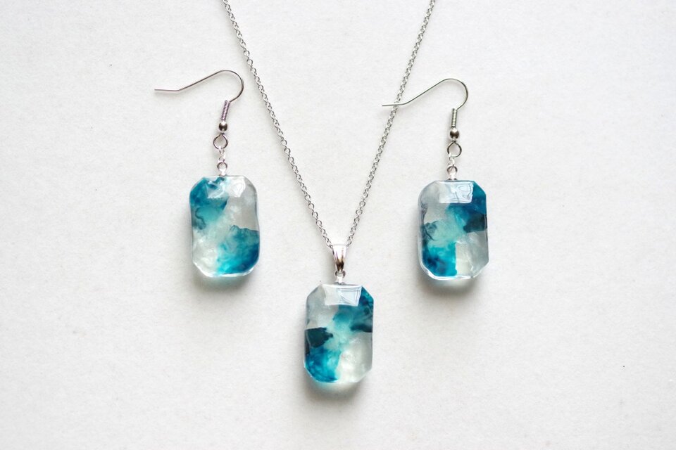 レジンアート エメラルドカットのピアス〈青の洞窟〉 | iichi 日々の