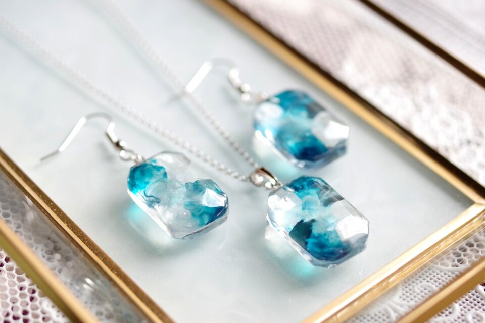 レジンアート エメラルドカットのピアス〈青の洞窟〉 | iichi 日々の