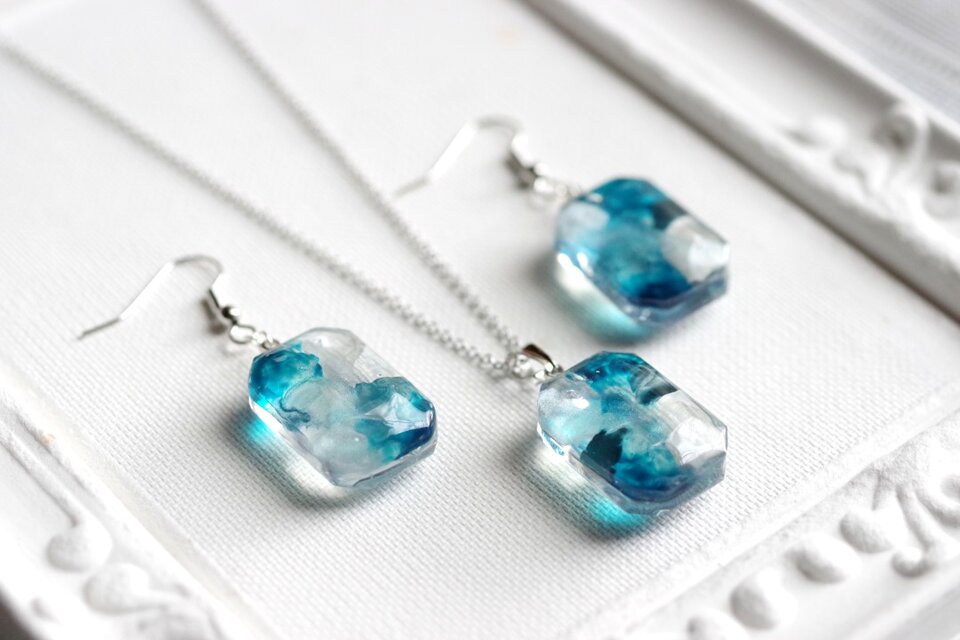 レジンアート エメラルドカットのピアス〈青の洞窟〉 | iichi 日々の