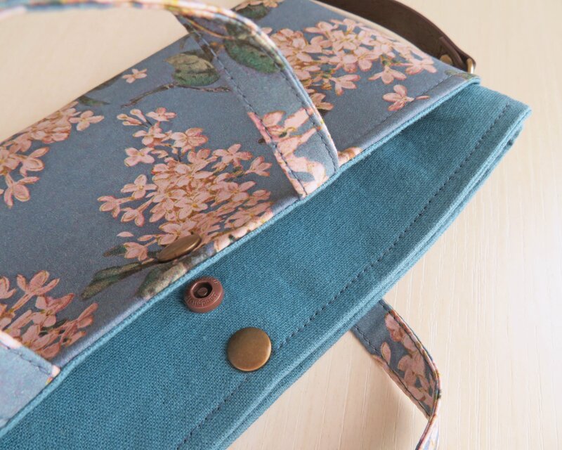 リバティ アーカイブ・ライラックの横型スマホポシェット＊ピーコック