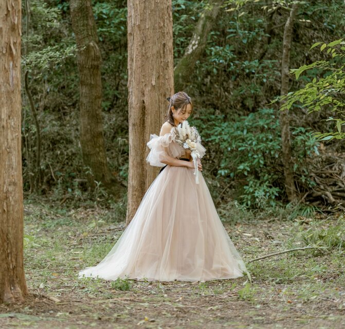 【カラードレス】チュールスカート チュールドレス 結婚式 披露宴 前撮り 花嫁 実例写真！カラードレス シャンパン色 オフショルダー チュール