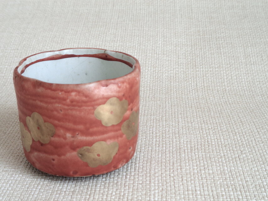 ぐい呑み（赤絵金彩 梅） | iichi 日々の暮らしを心地よくする