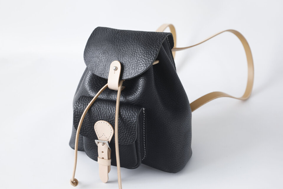 【本革】小さめバックパック ミニリュック レザー ヌメ革 黒 ハンドメイド 今だけノベルティ贈呈】本革ミニリュック｜やわらかいヌメ革