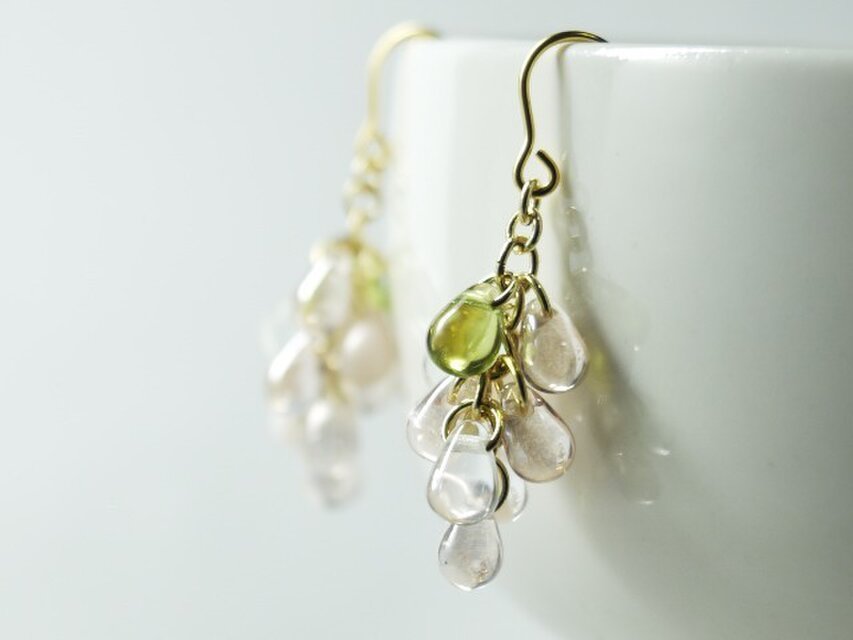 チェコ小粒ドロップのじゃらじゃらピアス さくら