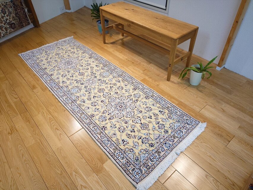 ペルシャ絨毯ナイン産ノラ ウール ランナー 細長いラグ 225x90cm