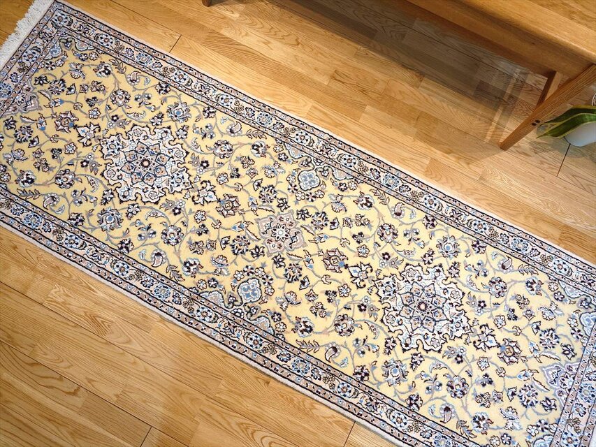 ペルシャ絨毯ナイン産ノラ ウール ランナー 細長いラグ 225x90cm