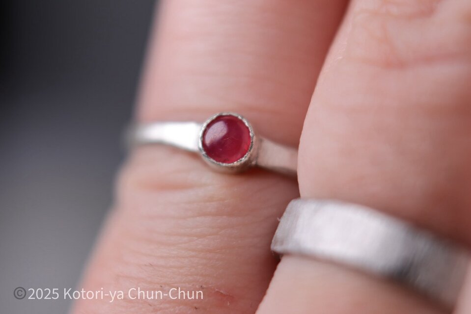 レアカラー】幻のルビー 蛍光バイカラーウィンザールビー・シルバー