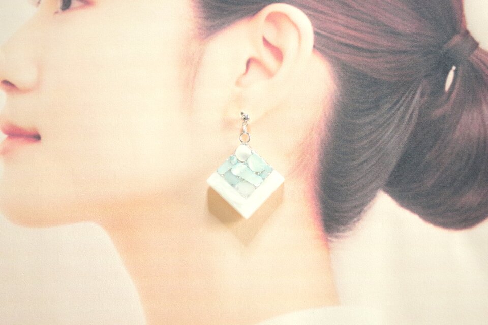 レジンアート スクエアピアス〈囁き貝・アクアマリン〉 | iichi 日々の