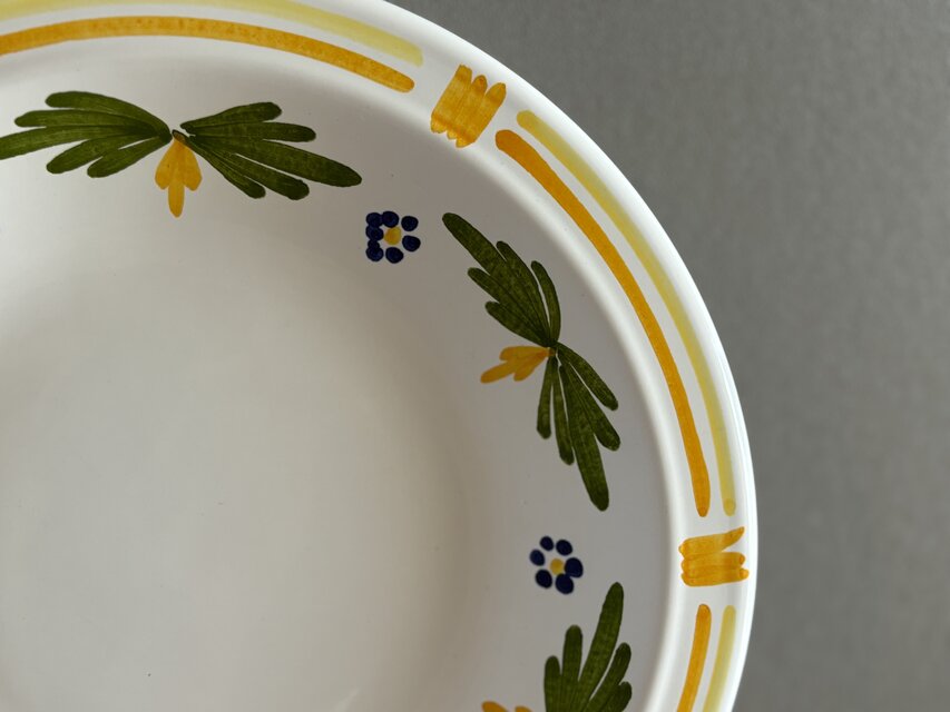 南フランスの工房で作られた温もりあふれる絵皿 | iichi 日々の暮らし