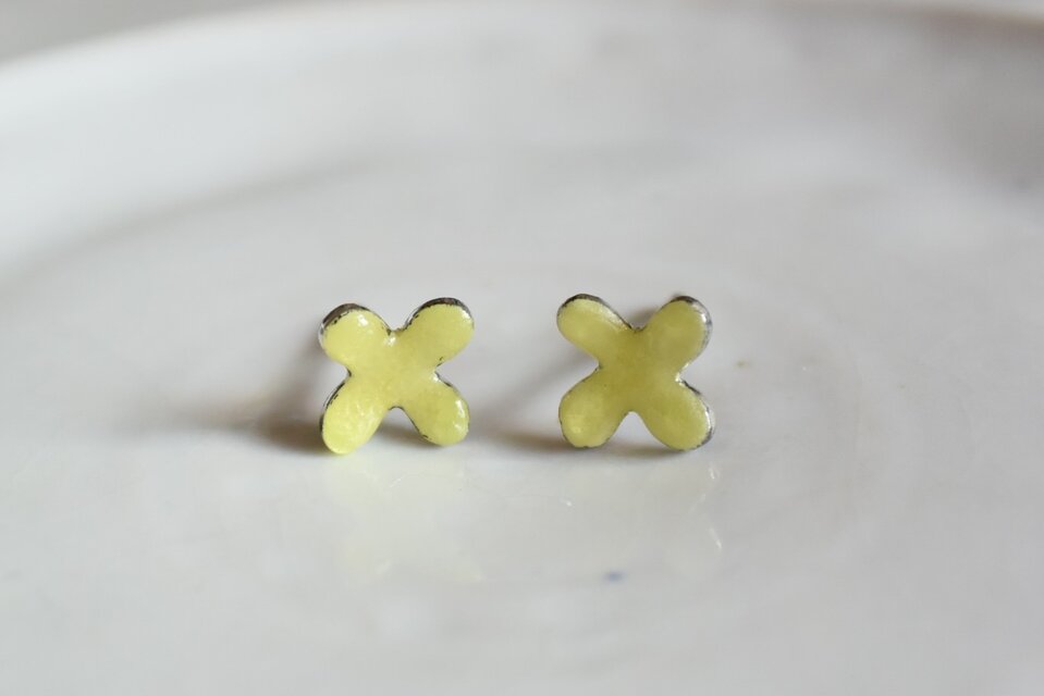 七宝焼｜野花のピアス 選べるカラー | iichi 日々の暮らしを心地よく