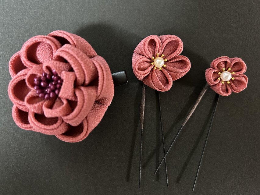 つまみ細工の髪飾り 紅花の重なり 大輪5cm・中3cm・小2.5cm | iichi