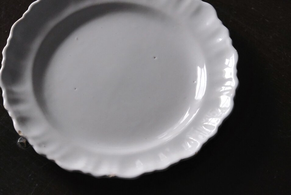 Moustiers ムスティエ X印 白釉 シェルリム 平皿 φ24.5cm フランス