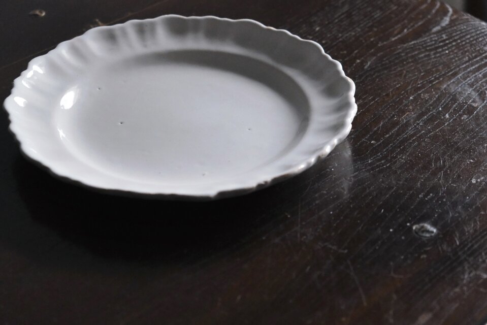 Moustiers ムスティエ X印 白釉 シェルリム 平皿 φ24.5cm フランス