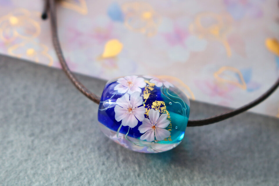 桜のとんぼ玉（ガラス玉）青×水色／金箔入り | iichi 日々の暮らしを