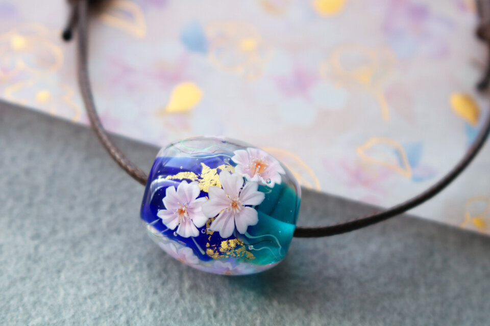 桜のとんぼ玉（ガラス玉）青×水色／金箔入り | iichi 日々の暮らしを