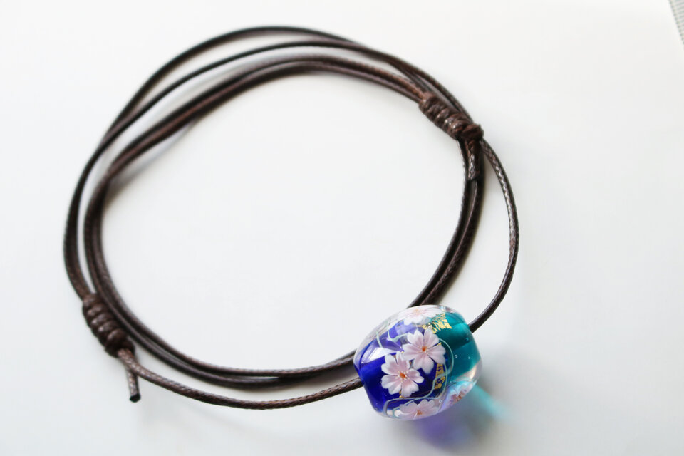 桜のとんぼ玉（ガラス玉）青×水色／金箔入り | iichi 日々の暮らしを