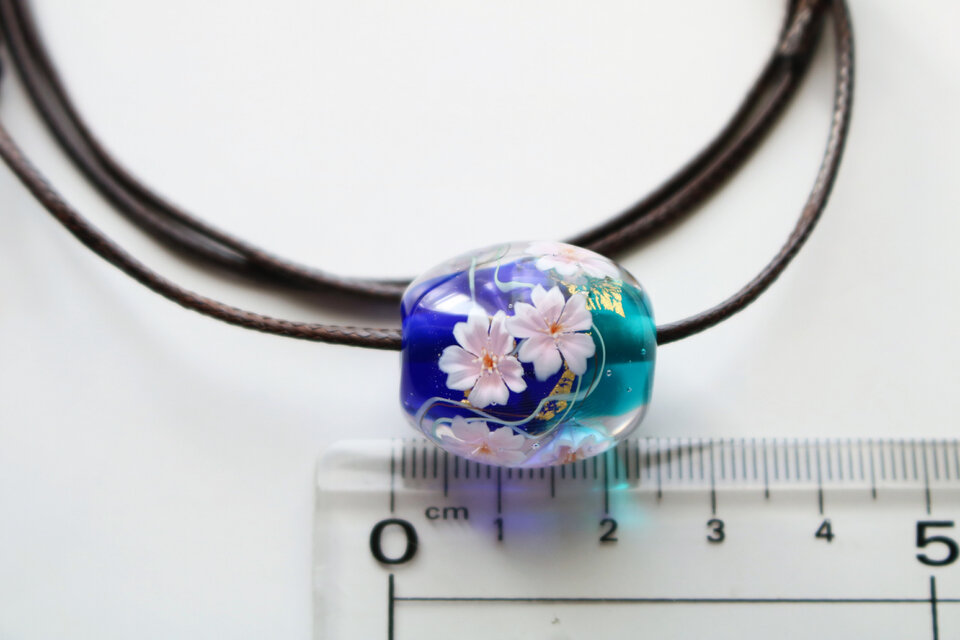 桜のとんぼ玉（ガラス玉）青×水色／金箔入り | iichi 日々の暮らしを