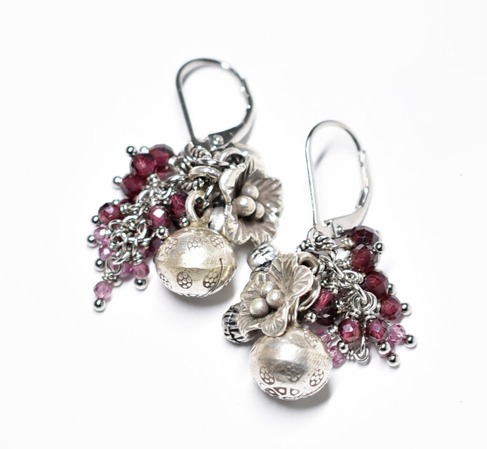鈴とお花カレンシルバー、たわわなガーネット、インドシルバー鈴の