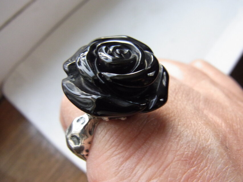 黒い薔薇 | iichi 日々の暮らしを心地よくするハンドメイドや