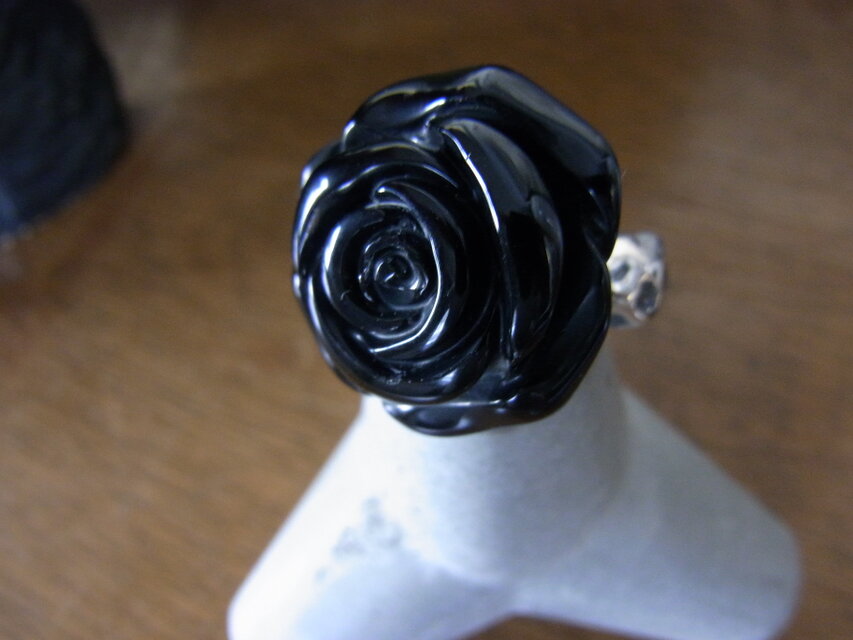 黒い薔薇 | iichi 日々の暮らしを心地よくするハンドメイドや