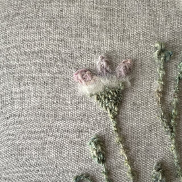 【一点もの】『手紡ぎ糸のお花. f'』手刺繍ファブリックパネル 一点もの】『手紡ぎ糸のお花. j'』手刺繍ファブリックパネル | iichi