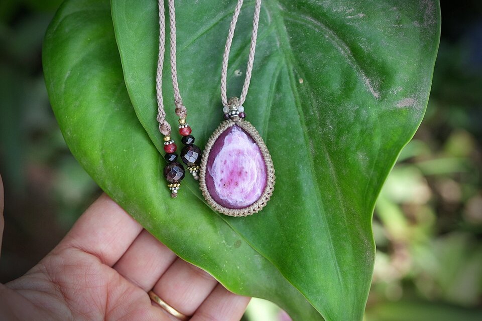 大きな蕾☆ローズルビー マクラメネックレス1895 | iichi 日々の暮らし