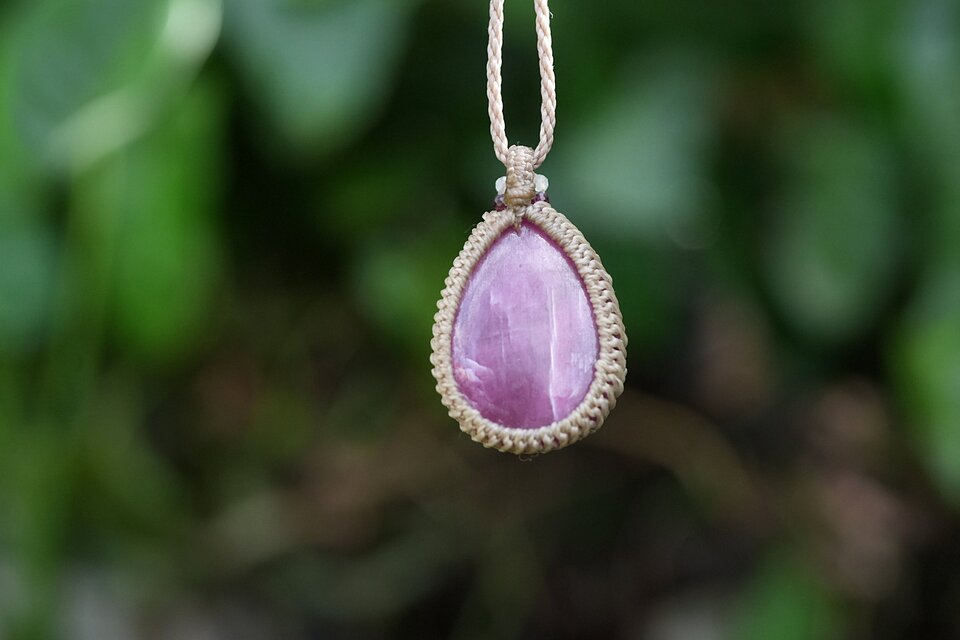 大きな蕾☆ローズルビー マクラメネックレス1895 | iichi 日々の暮らし