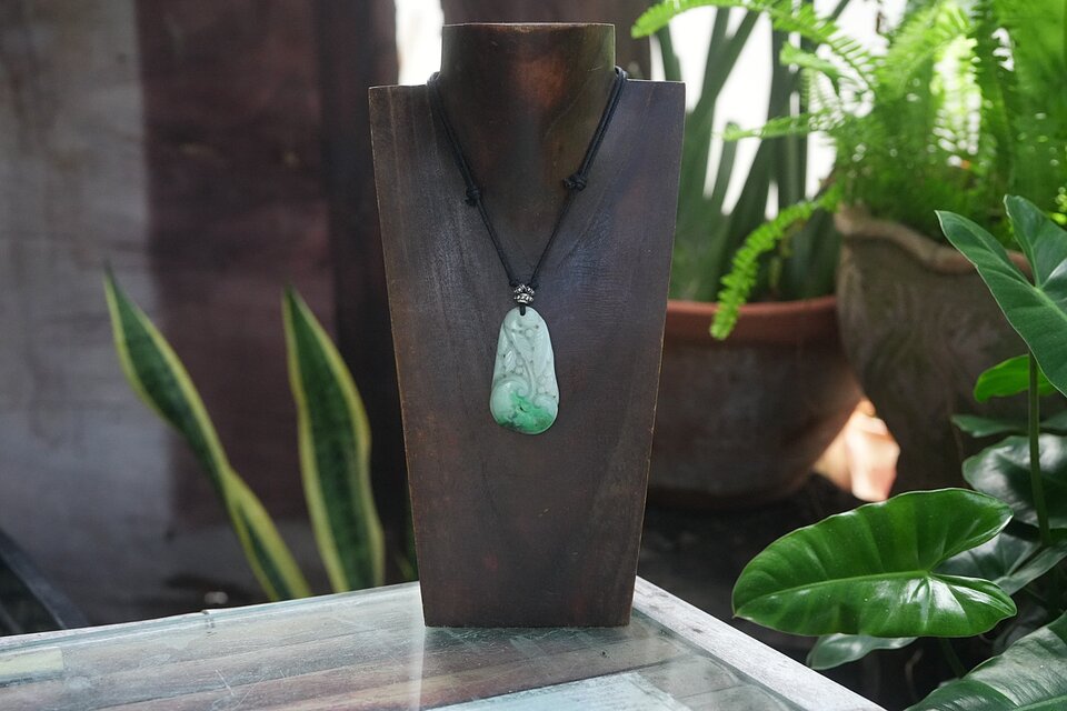 手彫り彫刻 大粒☆ミャンマー翡翠 シンプルペンダント 2090 | iichi