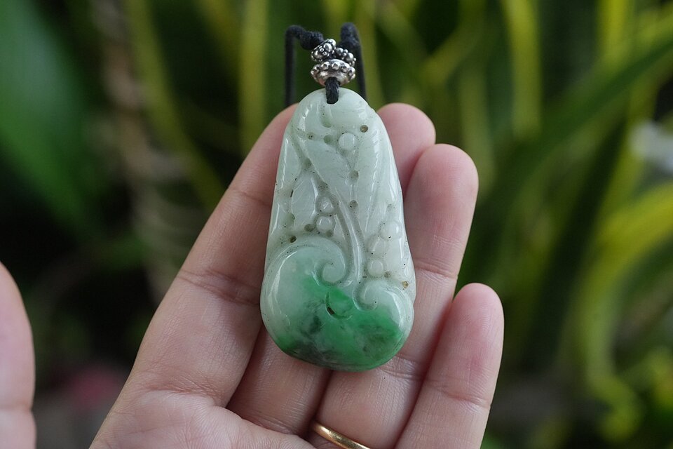 手彫り彫刻 大粒☆ミャンマー翡翠 シンプルペンダント 2090 | iichi