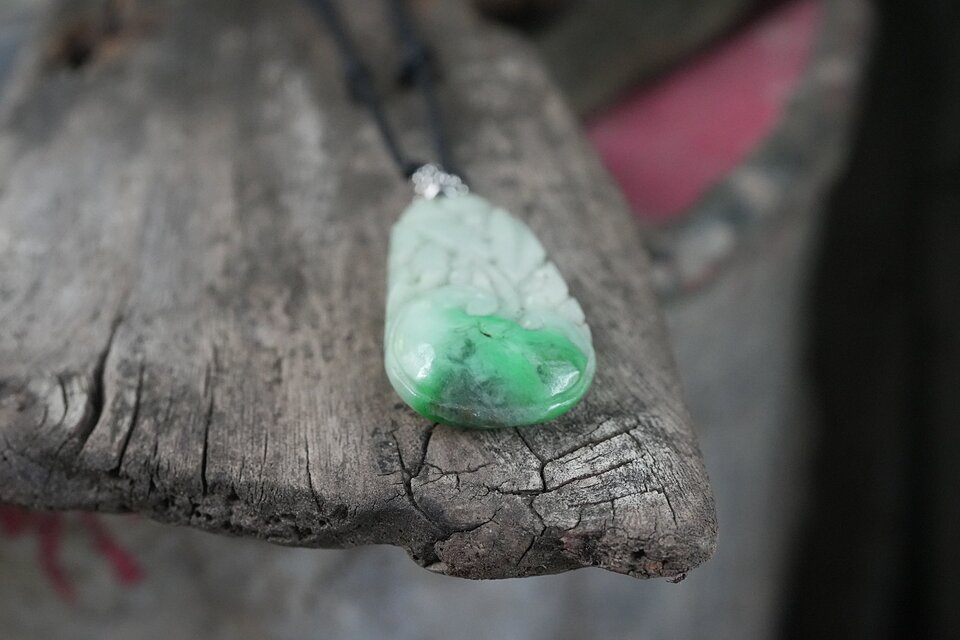 手彫り彫刻 大粒☆ミャンマー翡翠 シンプルペンダント 2090 | iichi