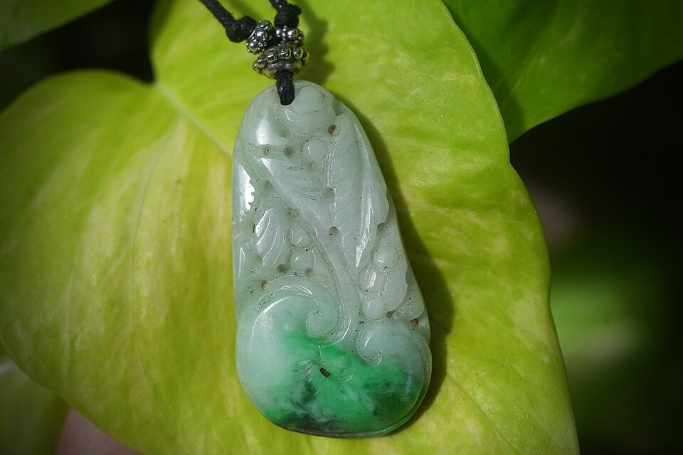 翡翠 彫刻ペンダント翡翠満緑 仏像 C1A045 翡翠 彫刻ペンダント翡翠満