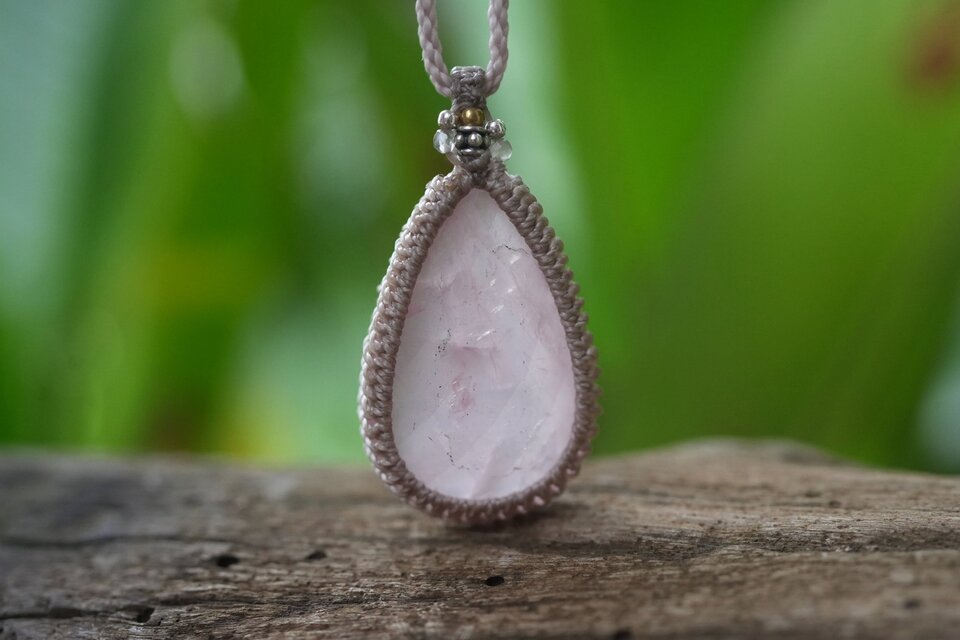 カット入り☆ローズクォーツ マクラメネックレス 2027 | iichi 日々の