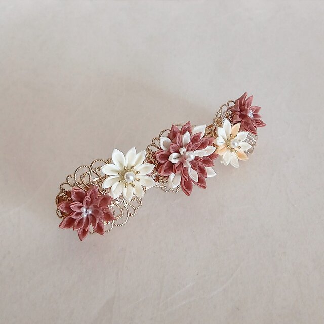 お花のバレッタ♪ つまみ細工 お花のバレッタ 大 サーモンピンク 透かしゴールド | iichi