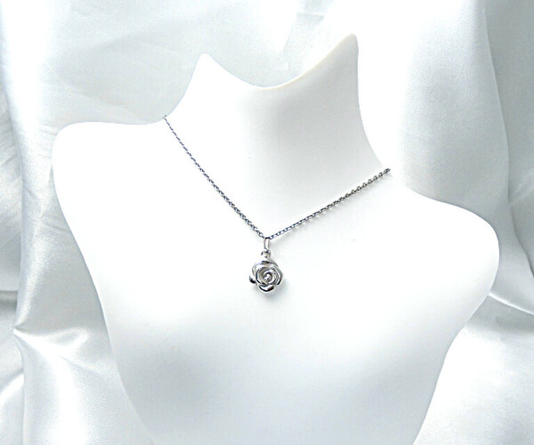 ホワイトローズ｛薔薇｝のリング＆ペンダントセット：シルバー製【主張