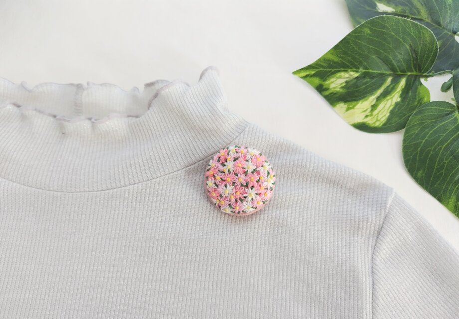ピンクの小花 刺繍ブローチ | iichi 日々の暮らしを心地よくする