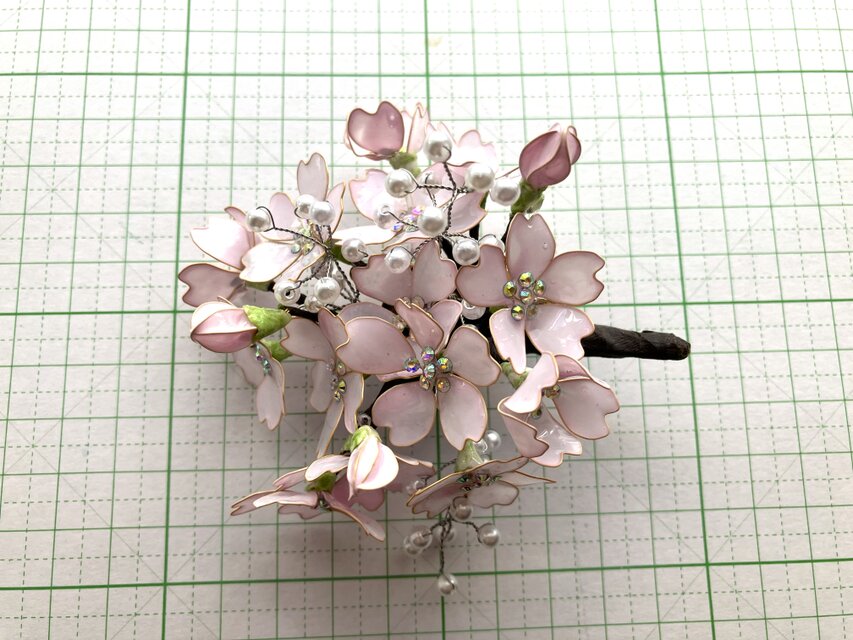 桜咲くコサージュ(クリップ付き) | iichi 日々の暮らしを 桜咲くコサージュ(クリップ付き) | iichi 日々の暮らしを