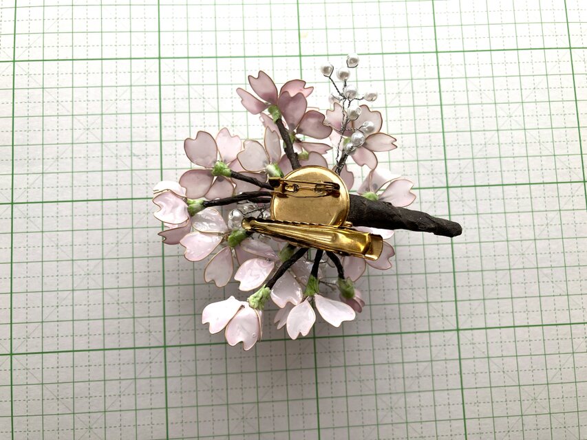 桜咲くコサージュ(クリップ付き) | iichi 日々の暮らしを 桜咲くコサージュ(クリップ付き) | iichi 日々の暮らしを